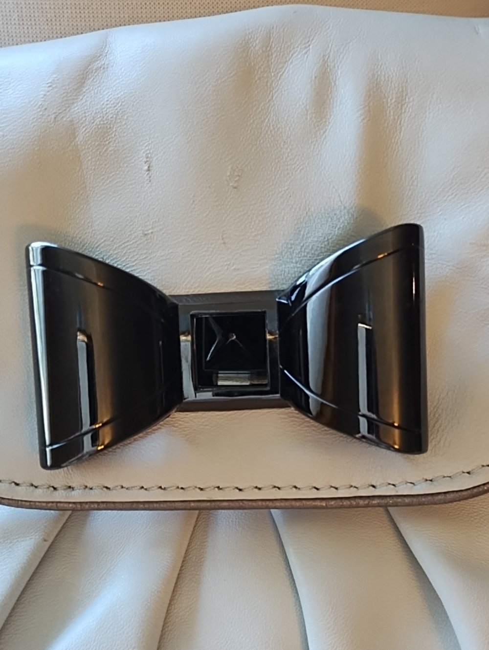 Betsy Johnson white leather shoulder bag with metal bow closure - Picture 2 of 10